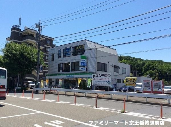 稲城市東長沼のマンション(ファミリーマート京王稲城駅前店)