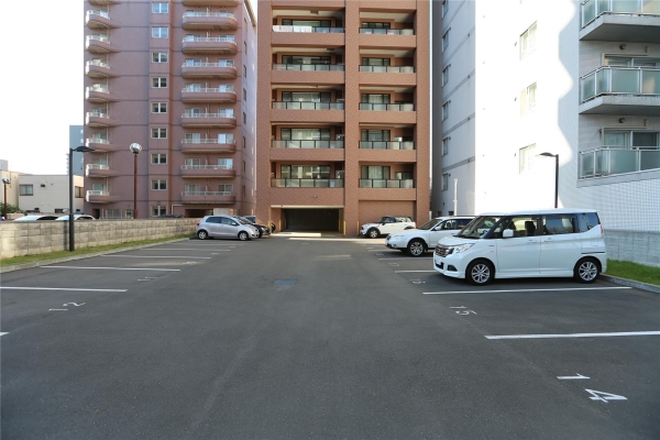 ラ・クラッセ札幌ステーションテラス(駐車場)