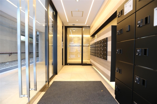 S-RESIDENCE近代美術館前