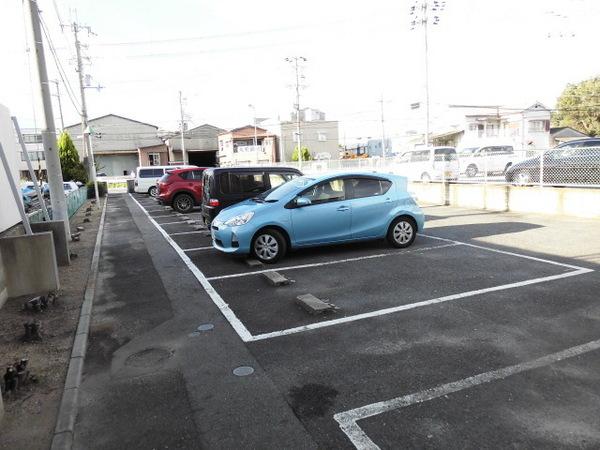 シャンブル・ド・吉田(駐車場)