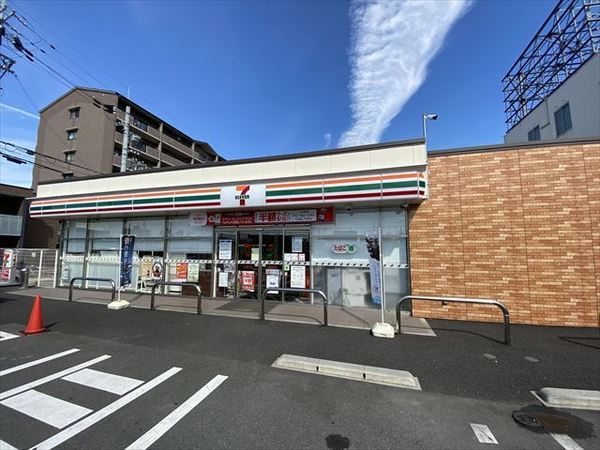 レオネクストみやび(セブンイレブン八尾山賀町3丁目店)