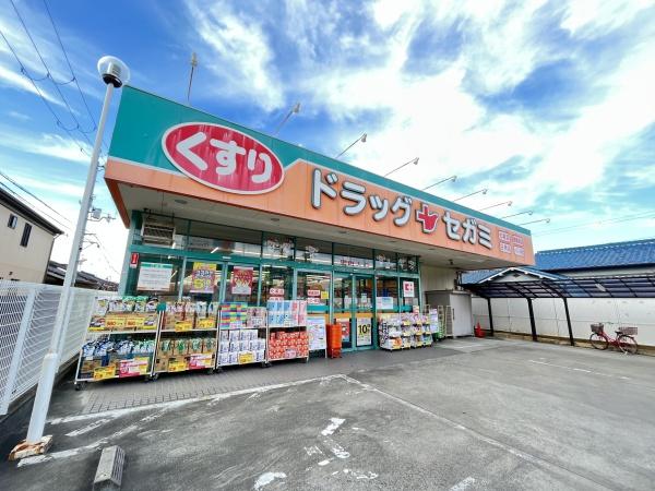 ヴィラ萱振(ドラッグセガミ 八尾北本町店)