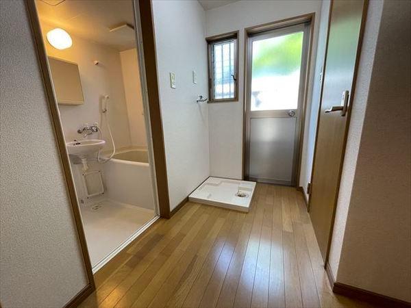 松山町テラスハウス（車庫付き）