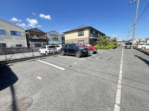 ラークコート(駐車場)