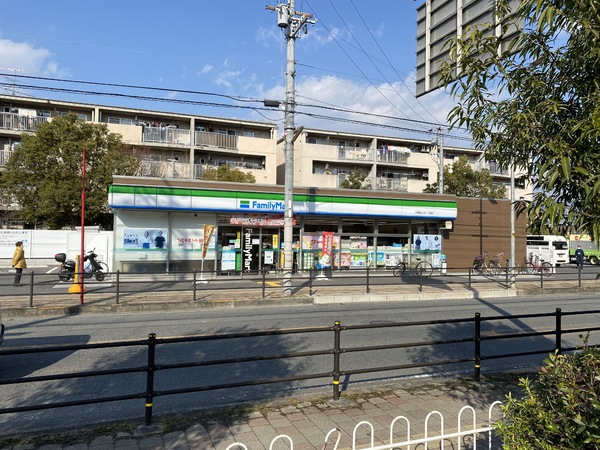 サンシャトー桜ケ丘(ファミリーマート八尾緑ケ丘一丁目店)