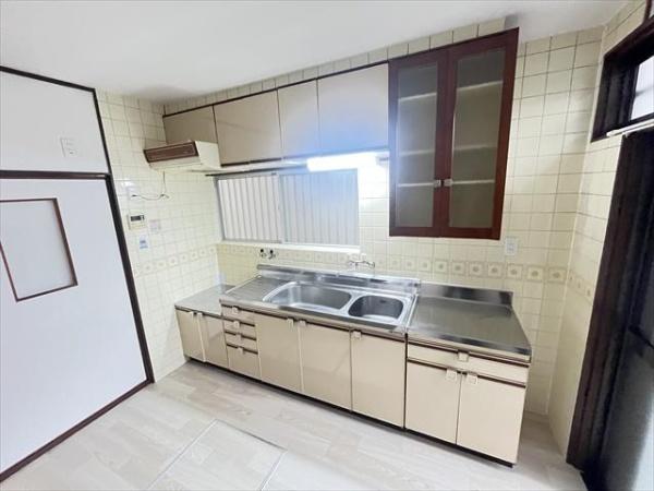 八尾市高砂町５丁目戸建て（ガレージ付き）