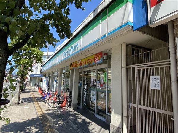 ドムスOgawa(ファミリーマート八尾安中町店)