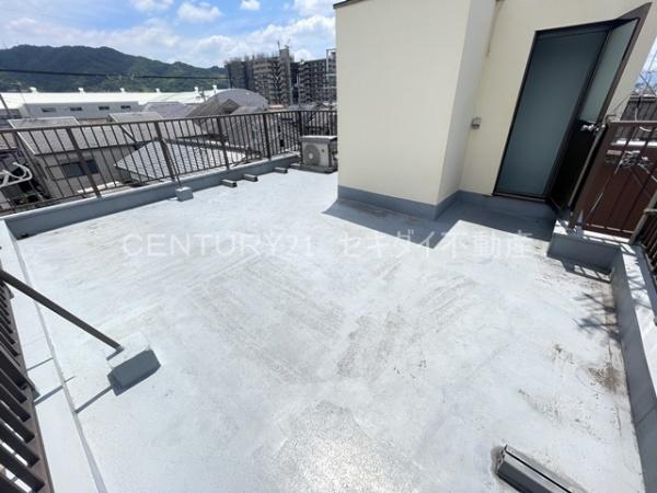 柏原市今町2丁目戸建て（屋上・ガレージ付き）