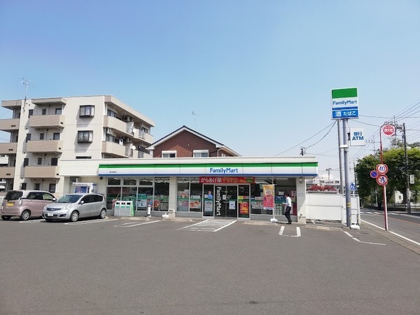 ホワイトオーキッド坂戸(ファミリーマート坂戸南町店)