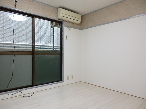 シャルルアカサカ