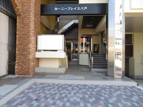 八戸市十八日町　カーニープレイス八戸1階　貸店舗・事務所
