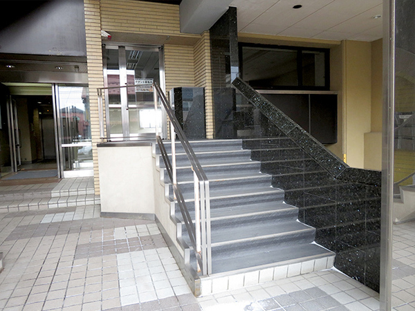 八戸市十八日町　カーニープレイス八戸1階　貸店舗・事務所