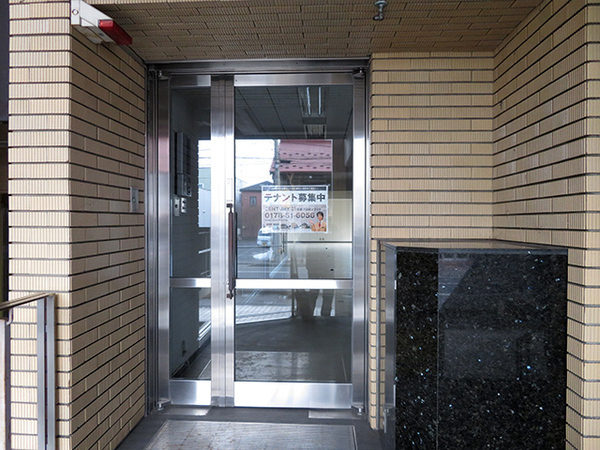 八戸市十八日町　カーニープレイス八戸1階　貸店舗・事務所