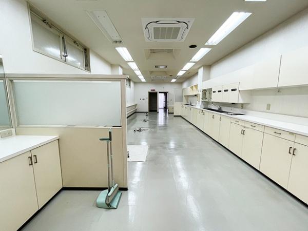 八戸市六日町　貸店舗・事務所（区分）M亀井ビル2階　000414（K）
