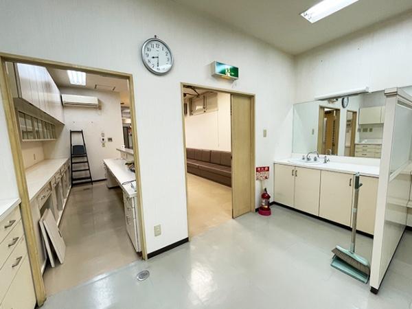 八戸市六日町　貸店舗・事務所（区分）M亀井ビル2階　000414（K）