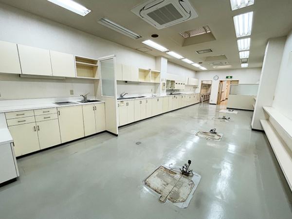 八戸市六日町　貸店舗・事務所（区分）M亀井ビル2階　000414（K）