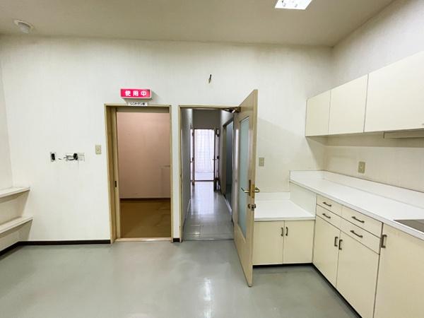 八戸市六日町　貸店舗・事務所（区分）M亀井ビル2階　000414（K）