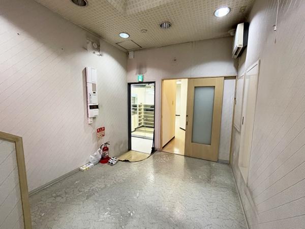 八戸市六日町　貸店舗・事務所（区分）M亀井ビル2階　000414（K）