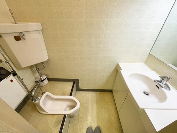 八戸市六日町　貸店舗・事務所（区分）M亀井ビル2階　000414（K）