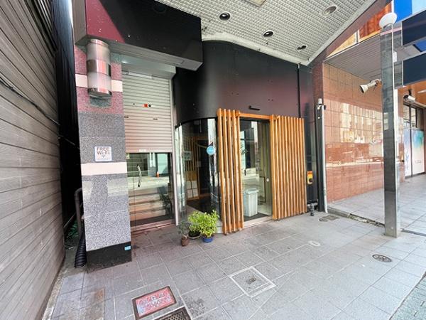 八戸市六日町　貸店舗・事務所（区分）M亀井ビル2階　000414（K）