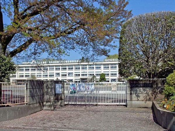 青梅市大門1丁目の貸家(青梅市立第三小学校)