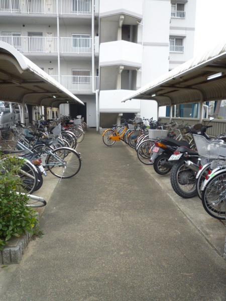ヴィラスリースター鶴浜(駐車場)
