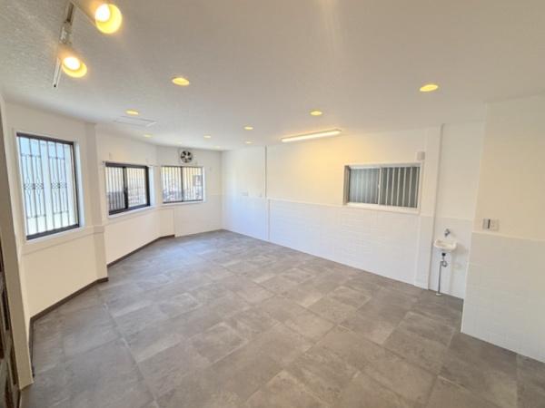鶴町3丁目倉庫兼ガレージ
