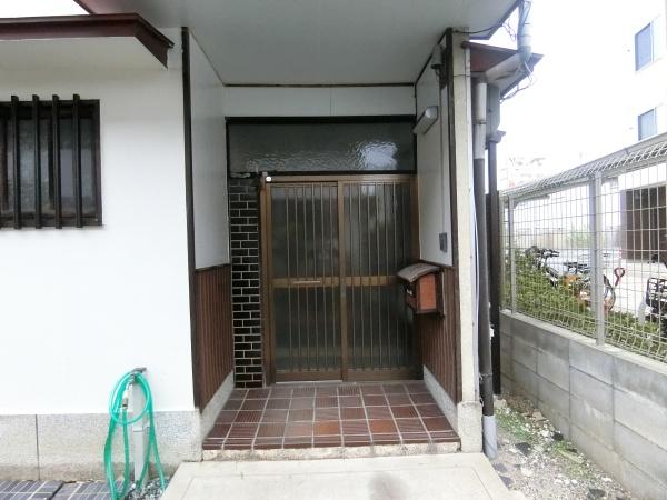 高安町北5丁目テラスハウス(エントランス)
