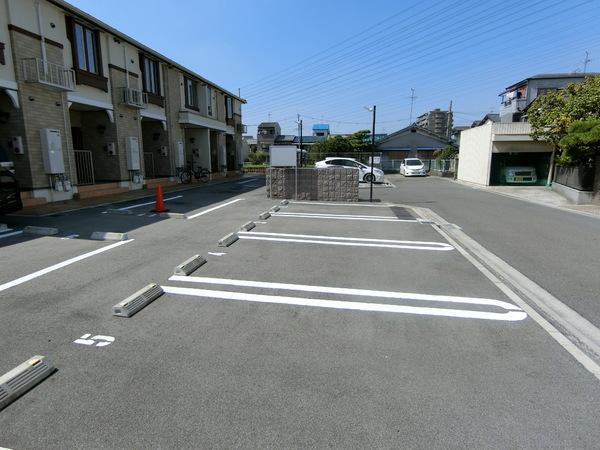 パイン・ツリー(駐車場)