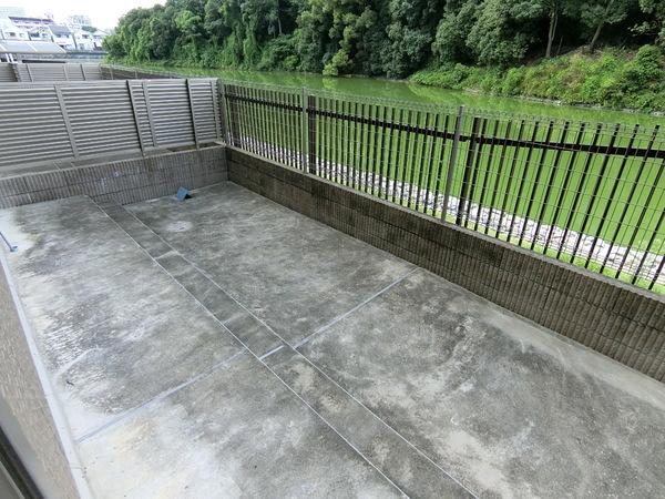 レイクヒルズC棟(庭)