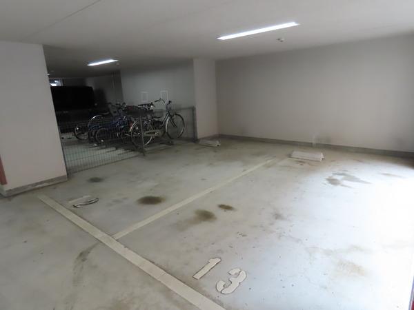 ウィスタリア京橋(駐車場)