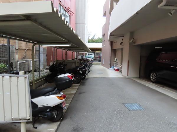 ウィスタリア京橋(駐車場)