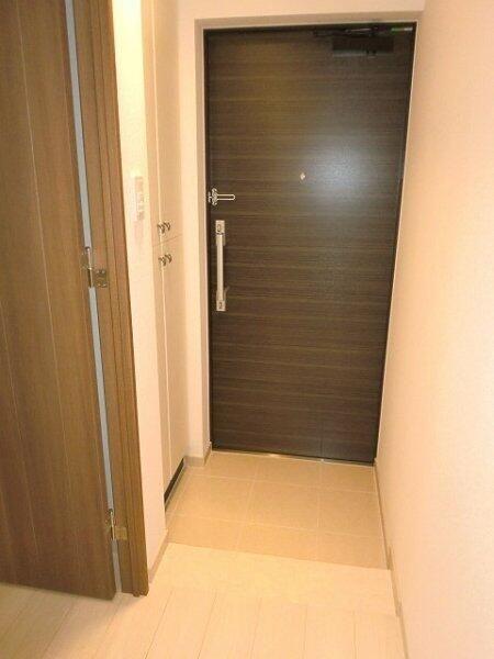 横浜市港北区新横浜1丁目のマンション(玄関)
