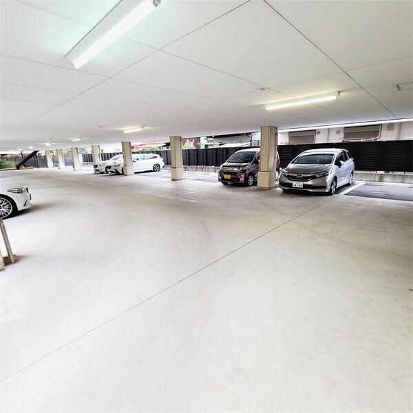 メゾン・ラフィール(駐車場)