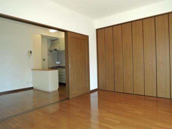 横浜市鶴見区鶴見中央4丁目のマンション(リビング)