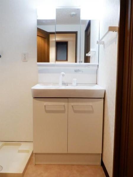 横浜市鶴見区鶴見中央4丁目のマンション(洗面台・洗面所)