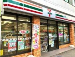 横浜市神奈川区三ツ沢南町のアパート(セブンイレブン横浜三ツ沢上町店)