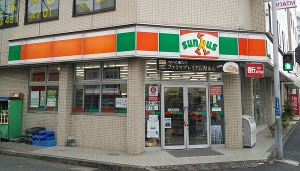 横浜市神奈川区西神奈川２丁目のアパート(サンクス神大入口店)