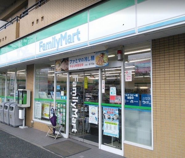 横浜市鶴見区鶴見中央４丁目のマンション(ファミリーマート花月園駅前店)