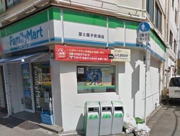 横浜市神奈川区子安通２丁目のマンション(ファミリーマート冨士屋子安通店)