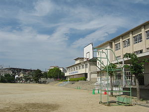 寝屋川市菅相塚町の貸家(寝屋川市立第六中学校)