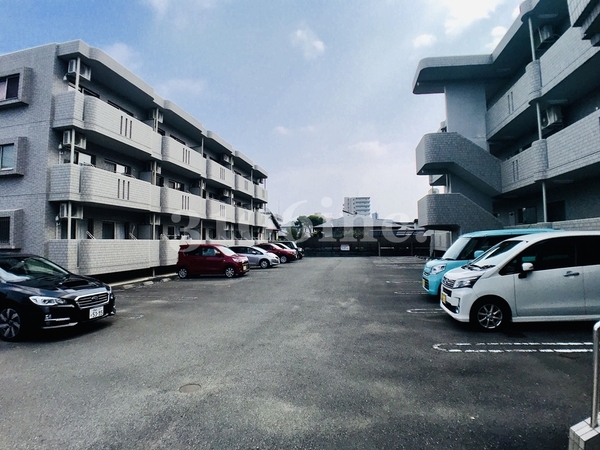 アンソレイエB(駐車場)