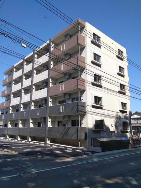 ファヴィオ博物館前