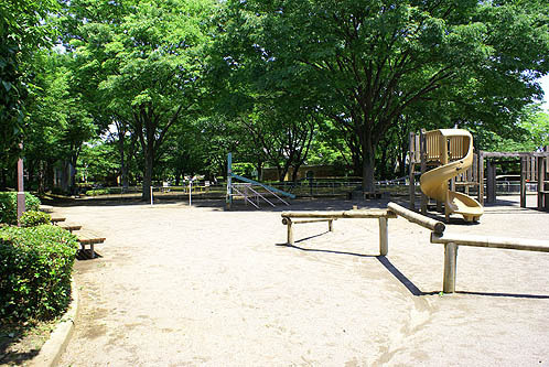 ファミーユ　Ｔ(駅西口公園)