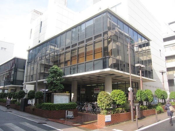 港区芝浦3丁目のマンション(港区立三田図書館)
