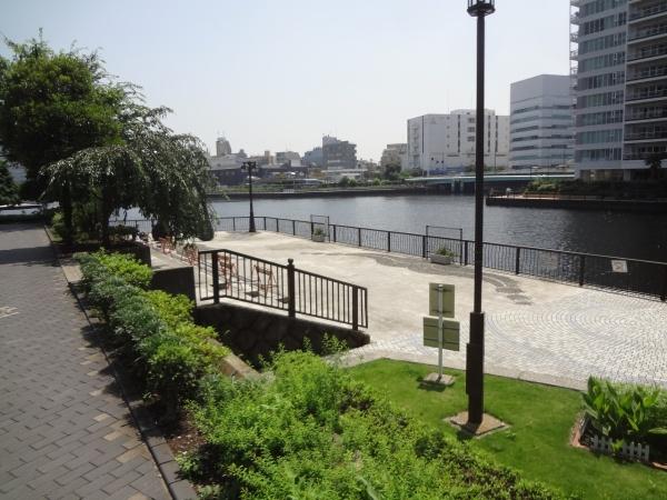 ワールドシティタワーズアクアタワー(区立高浜運河沿緑地)