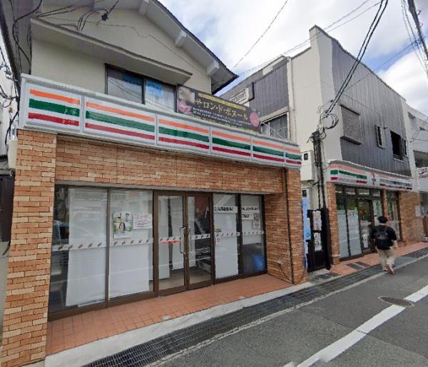 川西市南花屋敷４丁目のマンション(セブンイレブン阪急雲雀丘花屋敷駅前店)