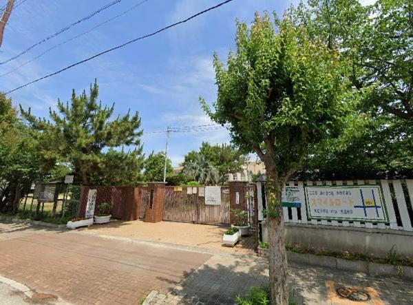 尼崎市崇徳院２丁目の店舗付住宅(尼崎市立成徳小学校)