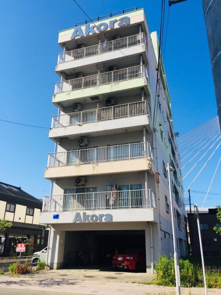 Akora