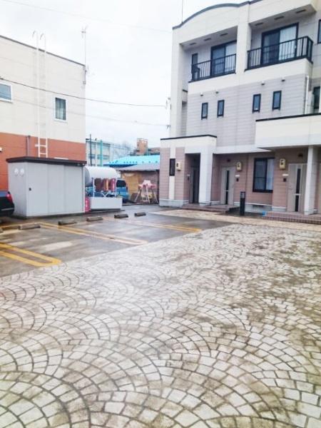 青森市勝田2丁目のアパート(駐車場)